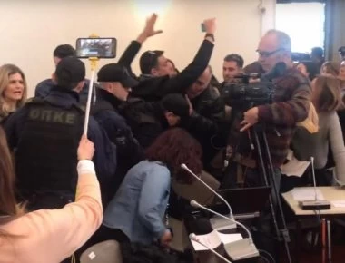 «Κόλαση» στην Κέρκυρα: Χαμός στο δημοτικό συμβούλιο, «ντου» για τον ΧΥΤΑ Λευκίμμης (βίντεο)